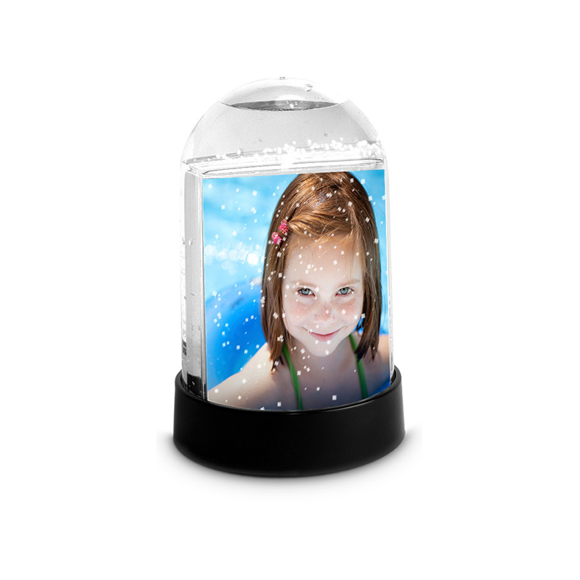 Designly – Boule à neige personnalisable avec vos propres photos ou designs. Exprimez votre style unique avec cette Boule à neige, conçue sur mesure avec vos choix d'images et de designs. | Customizable Snow Globe featuring personalized your own photos or designs. Express your unique style with this Snow Globe, tailor-made with your choice of images and designs.