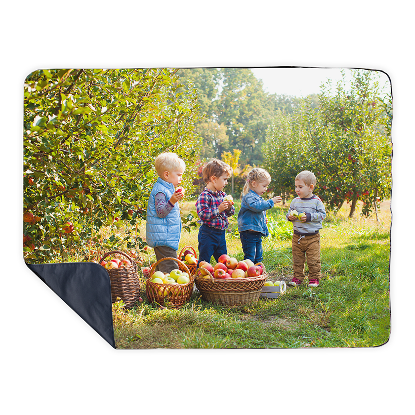 Designly - Couverture de pique-nique personnalisé avec vos propres photos ou designs. Exprimez votre style unique avec cette Couverture de pique-nique, conçue sur mesure avec vos choix d'images et de designs. | Customizable Picnin Blanket featuring personalized your own photos or designs. Express your unique style with this, tailor-made with your choice of images and designs.
