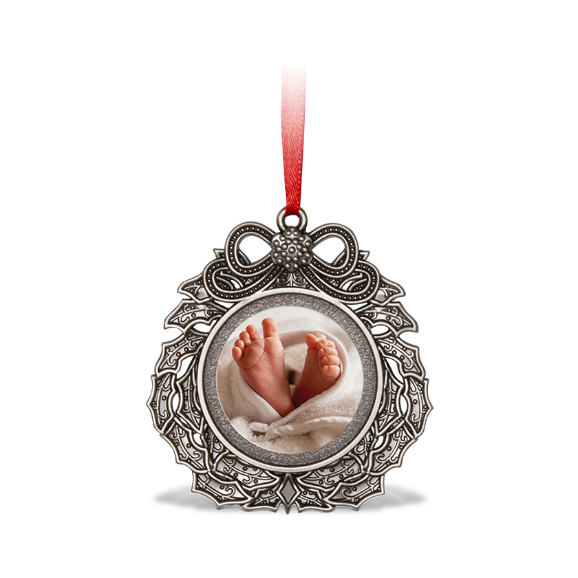 Designly - Ornement de Noël en métal - Couronne personnalisable avec vos propres photos ou designs. Exprimez votre style unique avec cet Ornement de Noël en métal - Couronne, conçu sur mesure avec vos choix d'images et de designs. | Customizable Metal Christmas Ornament - Wreath featuring personalized your own photos or designs. Express your unique style with this Metal Christmas Ornament - Wreath, tailor-made with your choice of images and designs.
