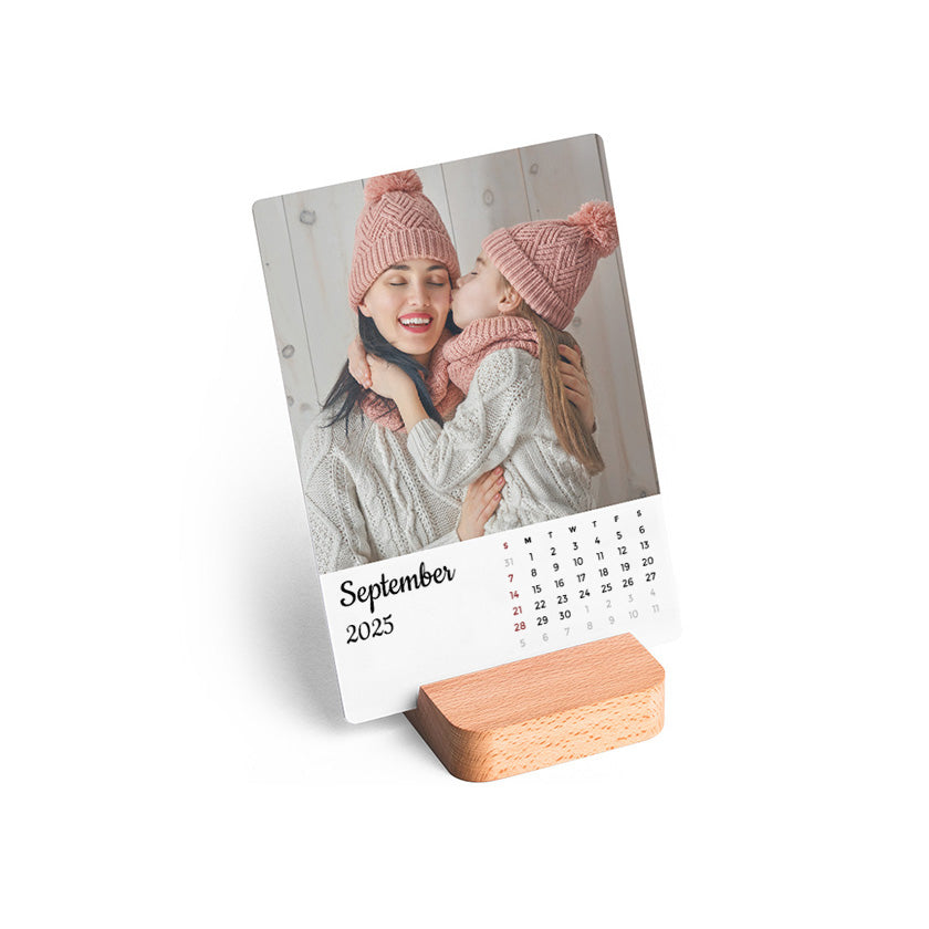 Designly –Calendrier sur socle de bois personnalisable avec vos propres photos ou designs. Exprimez votre style unique avec ce Calendrier sur socle de bois, conçu sur mesure avec vos choix d'images et de designs. | Customizable Calendar on wooden base featuring personalized your own photos or designs. Express your unique style with this Calendar on wooden base, tailor-made with your choice of images and designs.