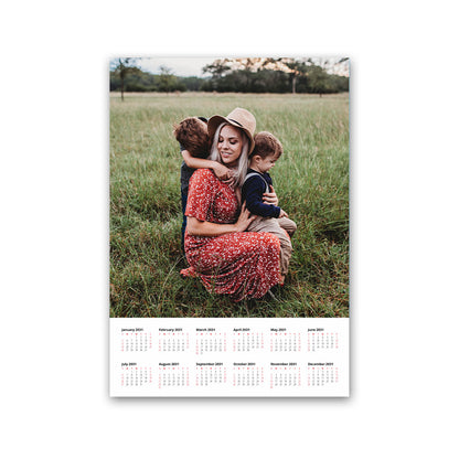 Designly - Calendrier  personnalisable avec vos propres photos ou designs. Exprimez votre style unique avec ce Calendrier sur socle de bois, conçu sur mesure avec vos choix d'images et de designs. | Customizable Calendar  featuring personalized your own photos or designs. Express your unique style with this Calendar, tailor-made with your choice of images and designs.