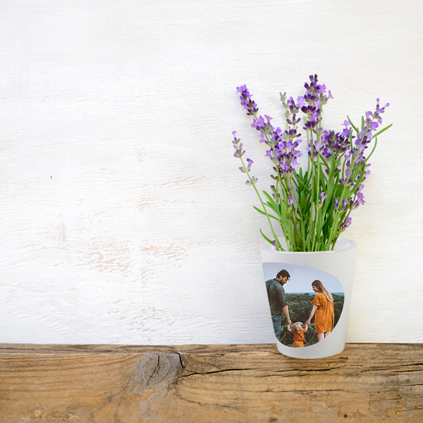 Designly - Pot pour plantes blanc personnalisable avec votre photo. Parfait pour ajouter une touche personnelle à votre décor. | White plant pot customizable with your photo. Perfect for adding a personal touch to your decor.